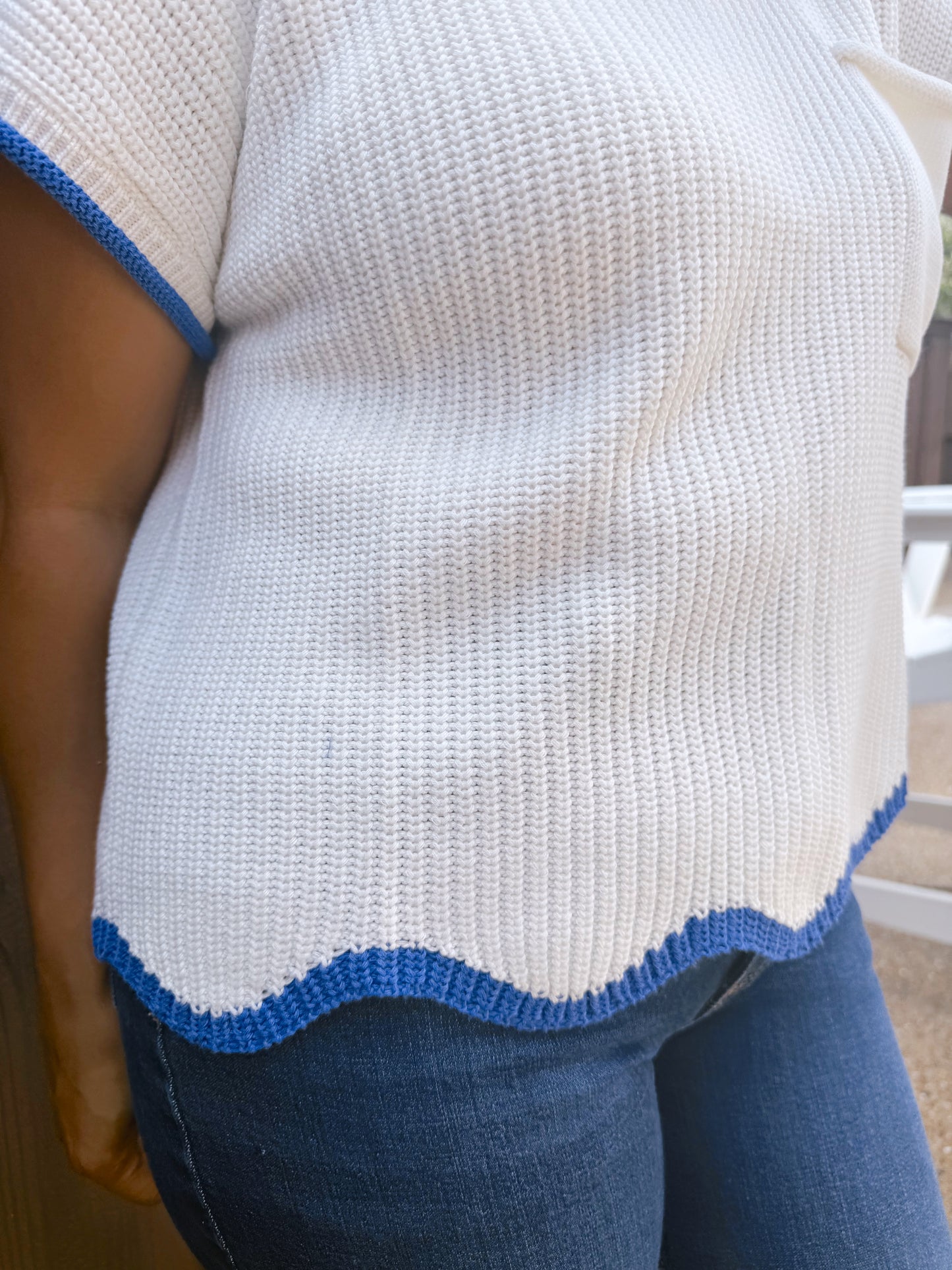SHORT SLEEVE SCALLOP HEM SWEATER